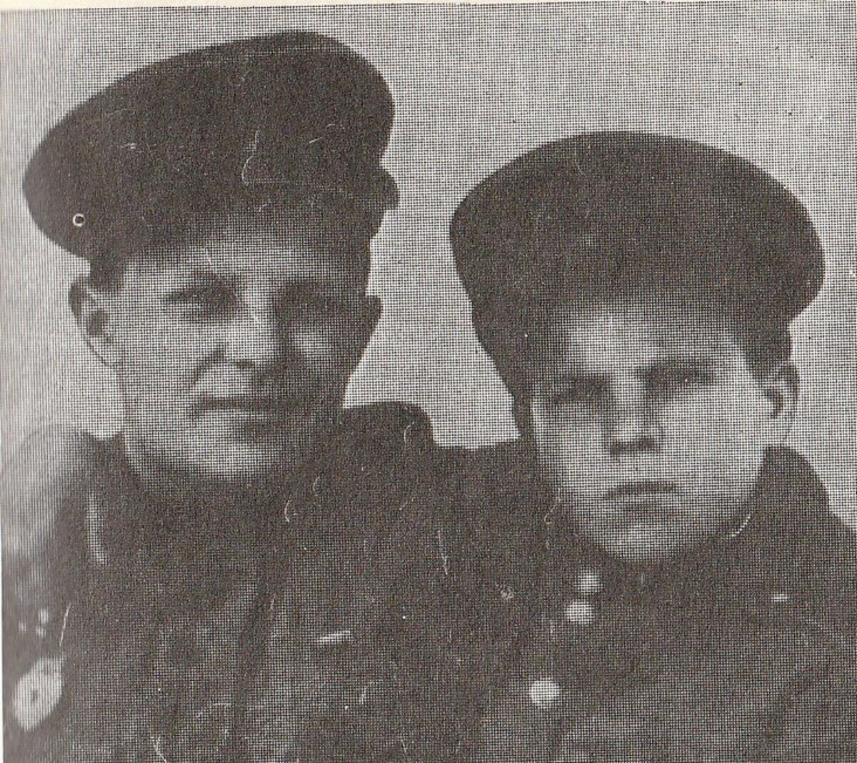 Братья по оружию, два сына полка - Леша Резниченко (с л е в а) и Валя Дончик. Май 1945 года. Грейфсвельд. Германия. Фото А. Бертика.