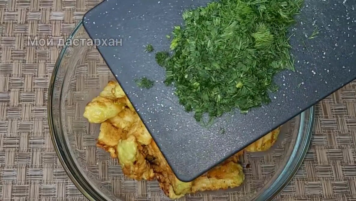 Кабачки помыть. Если кабачки молоденькие, то чистить с них кожуру не обязательно. У меня были более зрелые кабачки и поэтому кожуру я очистила. Затем кабачки нужно нарезать нужного вам размера.-14