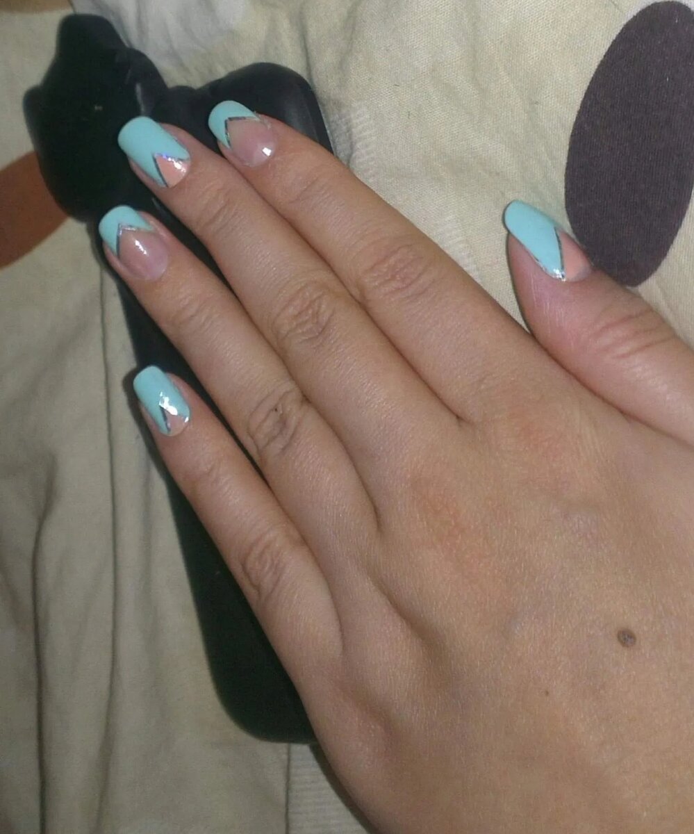 Маникюр обычным лаком.