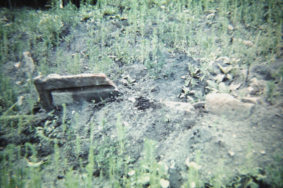 Курган № 40, дольмен погребениия 2