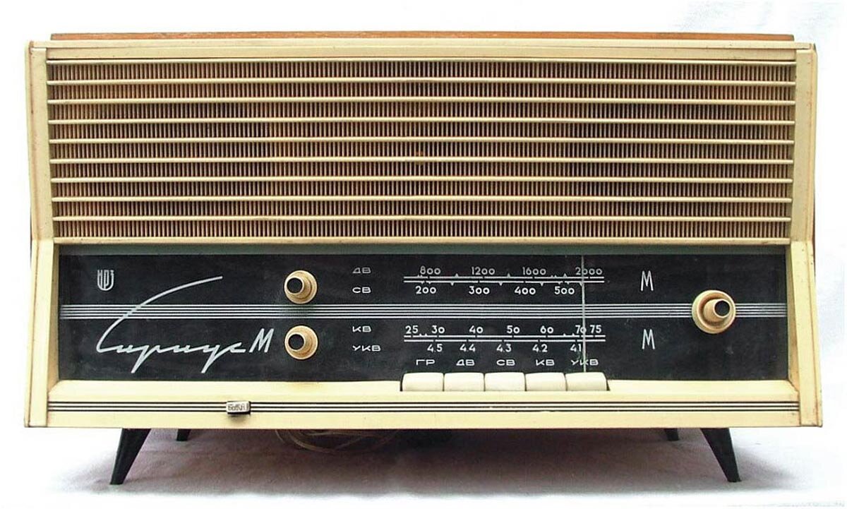 Вот на такой радиоле впервые я услышал песню "Маленький принц".