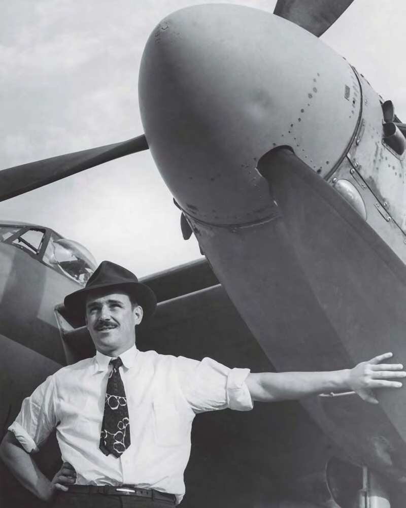 Дон МакВикар позирует рядом с Москитом