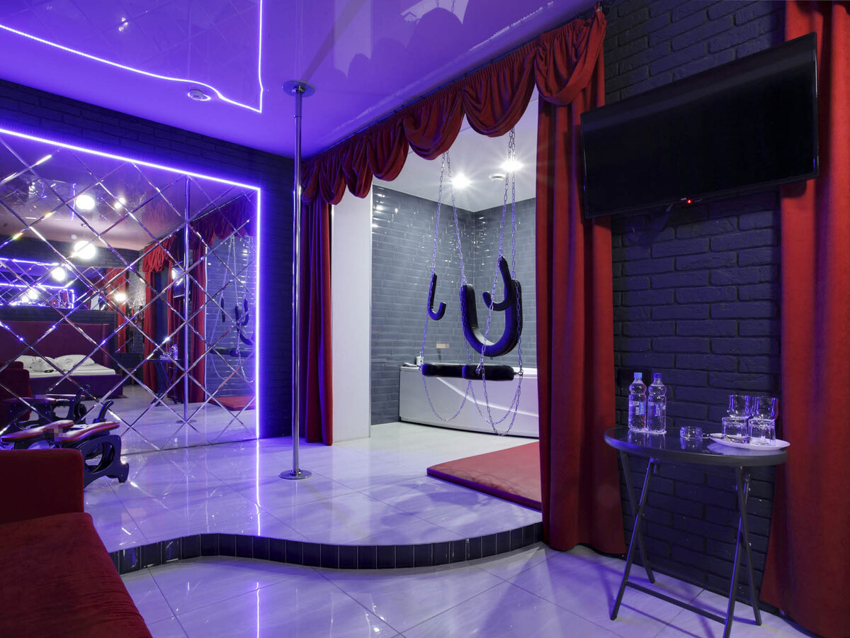 Номер "Стриптиз" в отеле "Подушкин" на Петровской набережной в Воронеже.