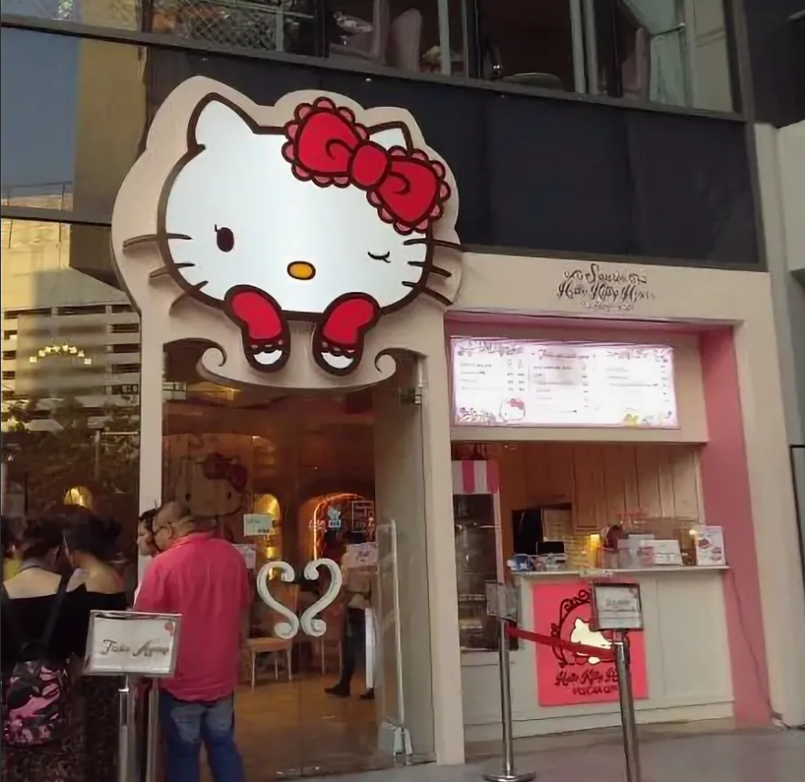 Дом hello kitty. Бангкок Хелло Китти кафе. Остров мечты кафе hello Kitty. Кафе Хелло Китти в Москве. Кафе Хеллоу Китти Сочи.