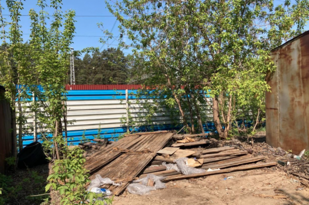    Жители Новосибирска 13 лет просят убрать гаражи, где изнасиловали детей