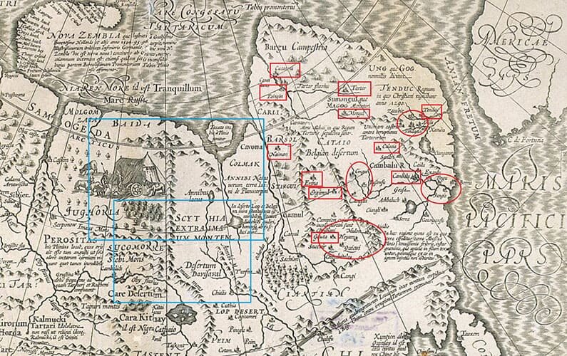 Всемирный атлас Меркатора Хондиуса 1606 г. Обратите внимание, что области Самоедия, Лукоморье и Скифия, которые гораздо западнее и ближе к Европе (в голубых прямоугольниках), практически не имеют крупных городов, в отличии от Восточной Сибири и дальнего Востока. По логике «известного-неизвестного» об этих более близких и доступных районах сведений должно быть больше, а значит — больше объектов на карте, но в реальности это не так.