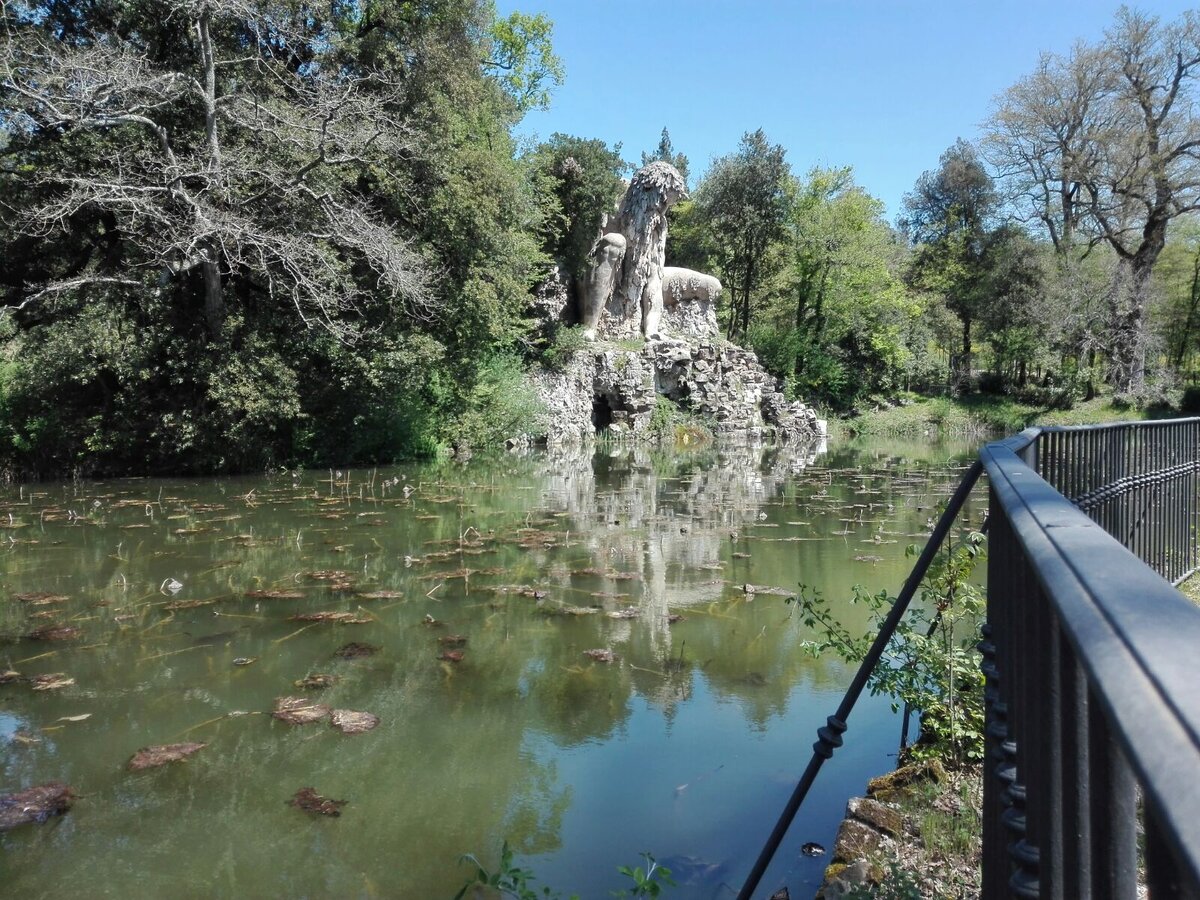 Нашла в архиве фото с прогулки в парке виллы Демидовых в Пратолино, который запомнился статуей огромного великана посреди пруда ( такой же , работы Джамболоньи, символизирующий Апеннины находится в...-1-2