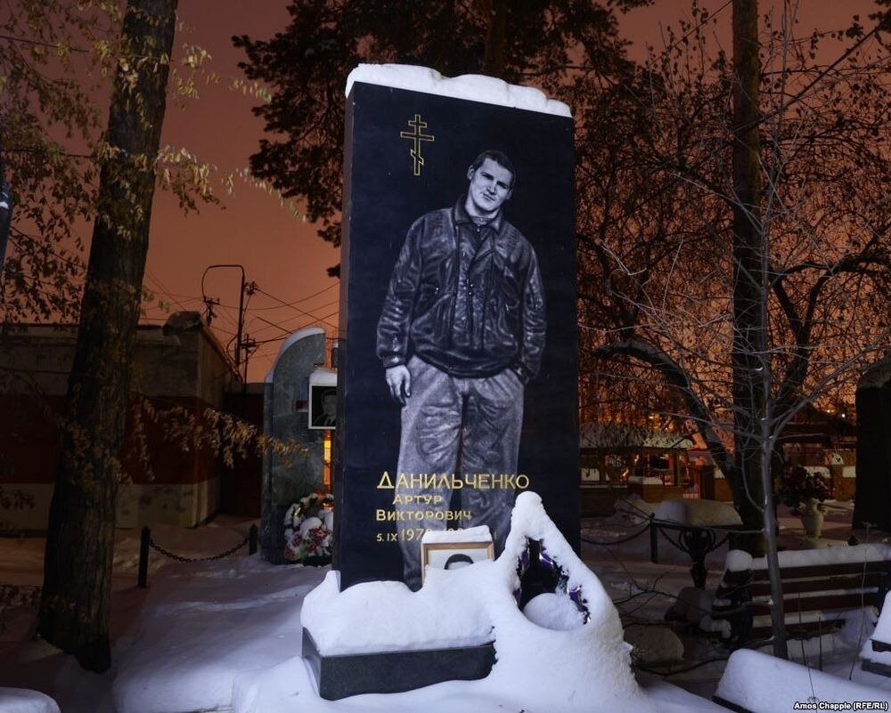 Фото авторитетов 90 х. Екатеринбург Широкореченское кладбище могилы бандитов. Могилы криминальных авторитетов 90-х в Екатеринбурге. Широкореченское кладбище Екатеринбург бандиты. Широкореченское кладбище могилы авторитетов