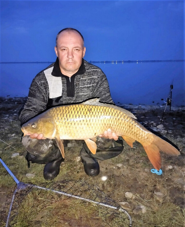    Свердловчанин Владимир М. поймал огромного карпа на челябинском озере Сунгуль