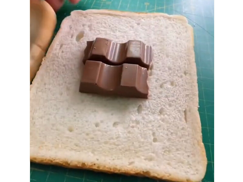 1. В центр тоста положите кусочек шоколада ==>