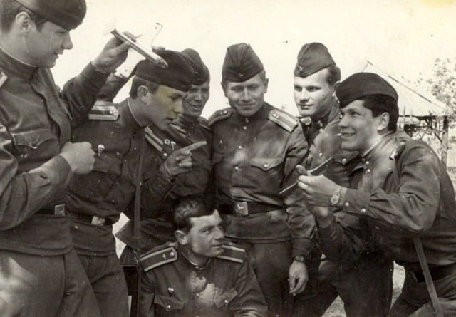    На фото - ОВВАКУЛ, 2-ой курс... если смотреть справа - первый, и седьмой уже на Небесах... 