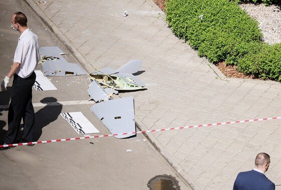    Россия. Москва. Обломки беспилотника у жилого многоэтажного дома № 92, корпус 1 на Ленинском проспекте, который был атакован беспилотным летательным аппаратом (БПЛА)