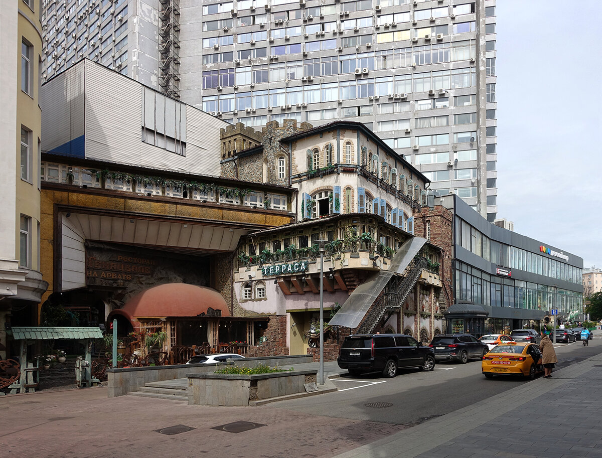 Арбатские дома. Генацвале на Арбате Москва. Дом моды на Арбате. Тюменский Арбат пешеходная. Новый Арбат 55.