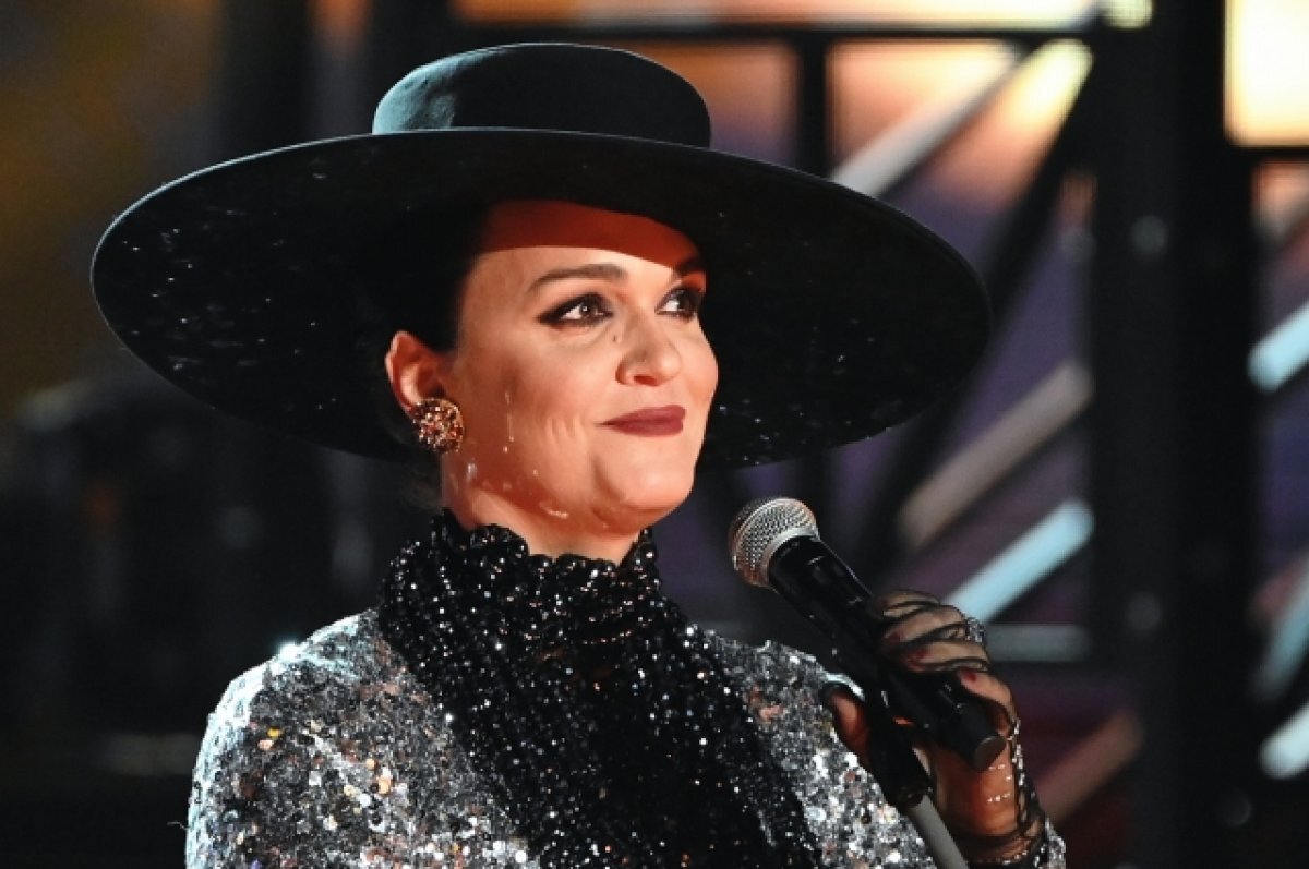    Певица Слава сообщила, что «сбежала из больницы» с сильным бронхитом