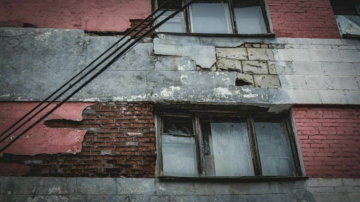     Домоуправляющая компания занялась рухнувшим потолком в квартире двухэтажного дома в Нижнем Новгороде. Об этом NewsNN сообщили в городской администрации.