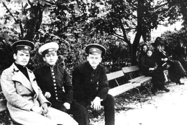 Гимназист Паустовский (слева) с друзьями.Источник: Wikipedia.