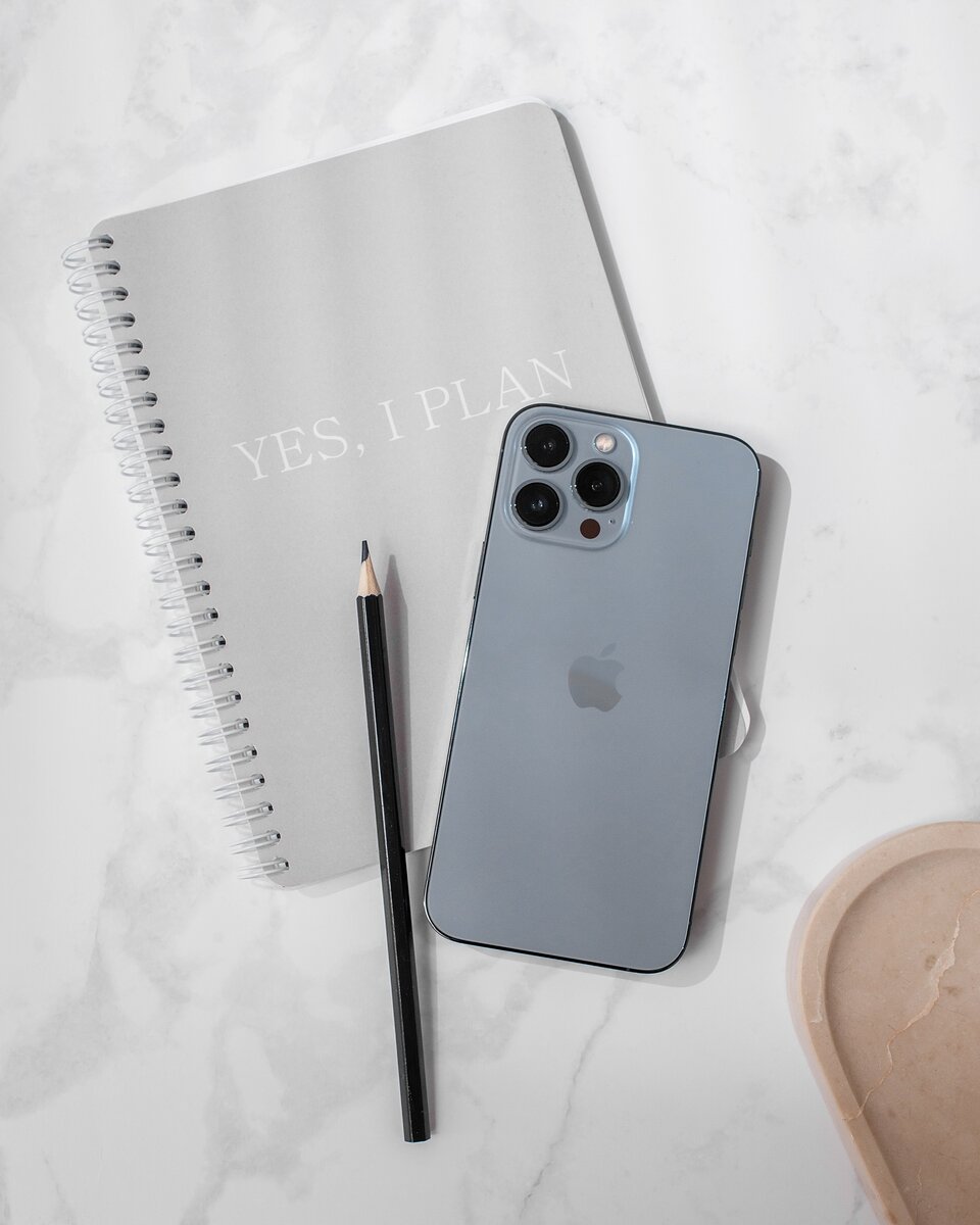 Запланировать абсолютно каждую минуту своей жизни просто невозможно. Но примерный распорядок ежедневного ухода помогает поддержать состояние кожи в норме. 