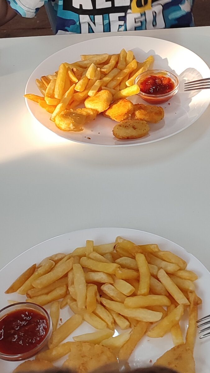 В тарелке наггетсы, фри и соус. Плюс ещё сок 0,5. Всё это вышло на 450 рублей. Думала будет маловато, но дети в основном бегали, играли. 