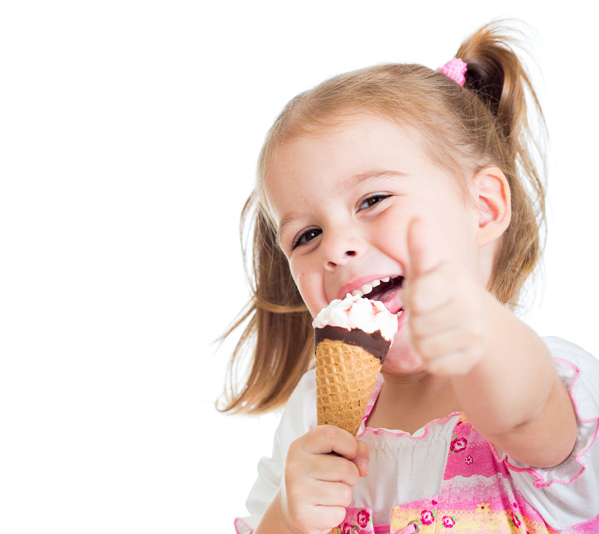 Девушка и парень едят торт. Девушка ест игрушки. Креативные дети. Девочка с подружками кушают торт картинка. Девушка ест игрушки.