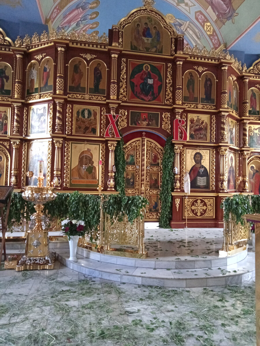 Успенский кафедральный собор в городе Салават (Башкирия) в праздник Троицы 2022 года
