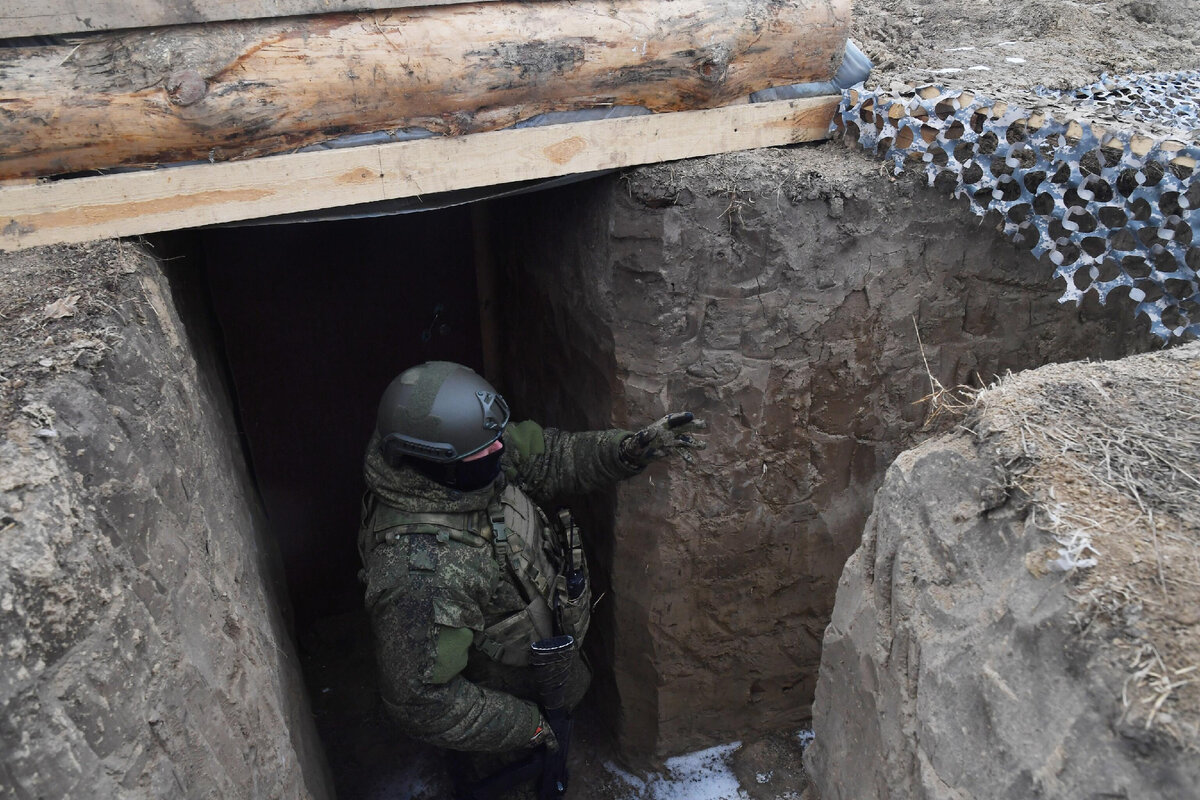 Военнослужащий ВС РФ в окопах на позициях в южном секторе спецоперации