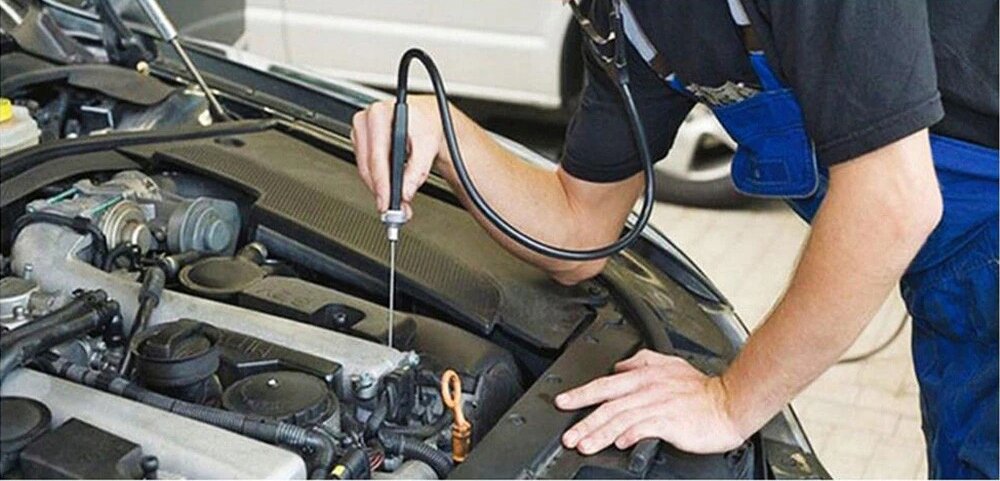 При работающем двигателе проверяют. Эндоскоп для автомобиля. Осмотр двигателя. Эндоскоп для диагностики двигателя. Стетоскопы для проверки стука двигателя.