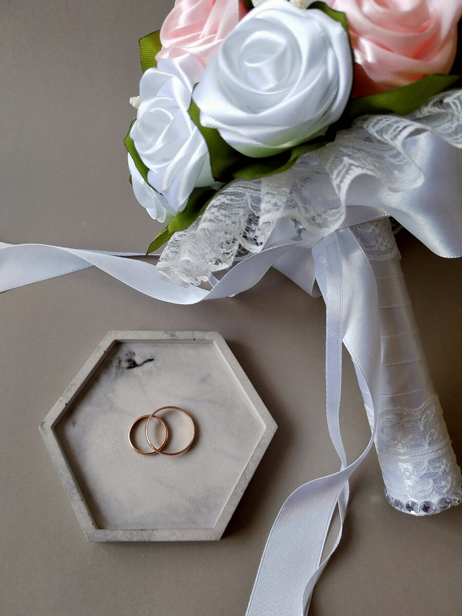 Можно выбрать изделия под цвет свадьбы 