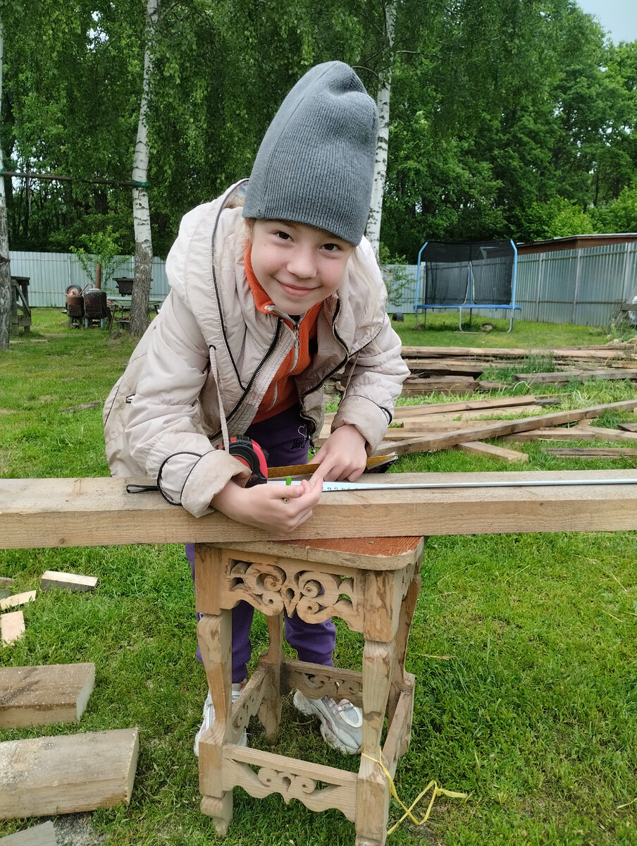 Ну вот какой мальчишка умеет в 7-8 лет с угольником обращаться?. А тут девчонка))!