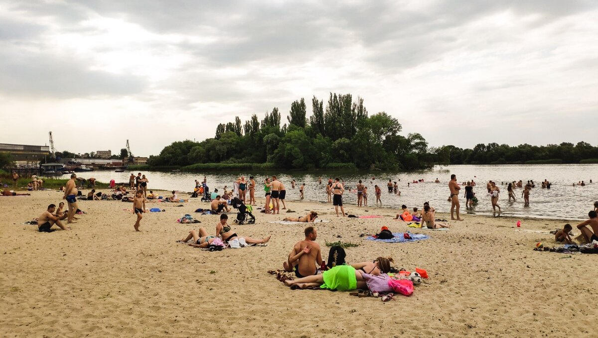     В Ростове жителям и гостям города запретили купаться в воде рядом с Зеленым островом, причиной этого стали энтерококки, кишечная палочка и колиформные бактерии, об этом сообщили донские СМИ.