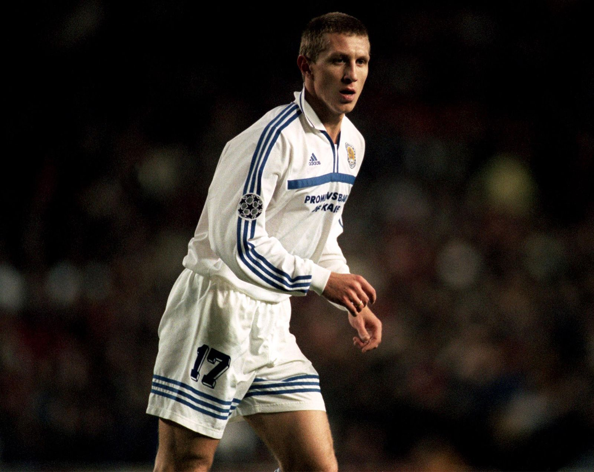 Игрок по другому как называется. Нголо канте и месси. Игрок по другому как называется. Позиция защитника в футболе. Месси золотой мяч 2010.