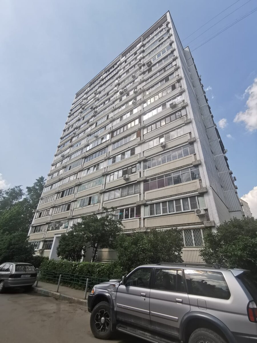 Студии в жилых домах обычно устраиваются на первых этажах самых обыкновенных жилых домов. Отчасти это связано с тем, что так проще обустроить дополнительные мокрые точки, к тому же отсутствуют риски "затопить" соседей.