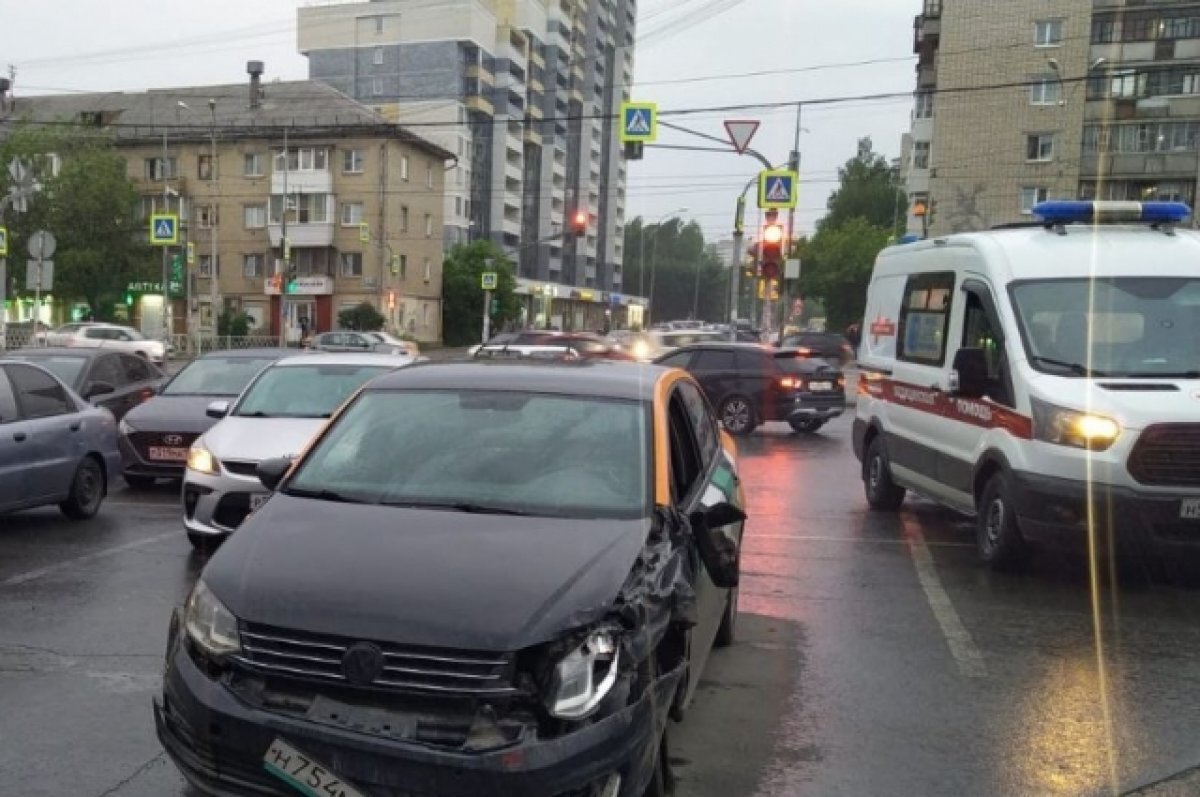    Женщина и двое детей пострадали в дорожной аварии в Екатеринбурге