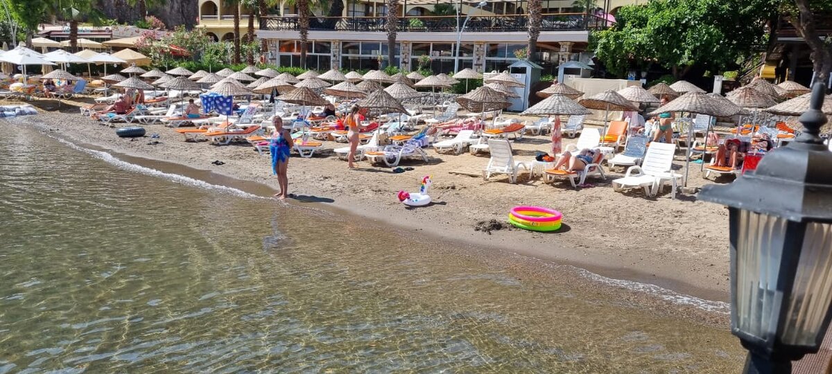 Песчаный пляж Golmar Beach. фото из личного архива