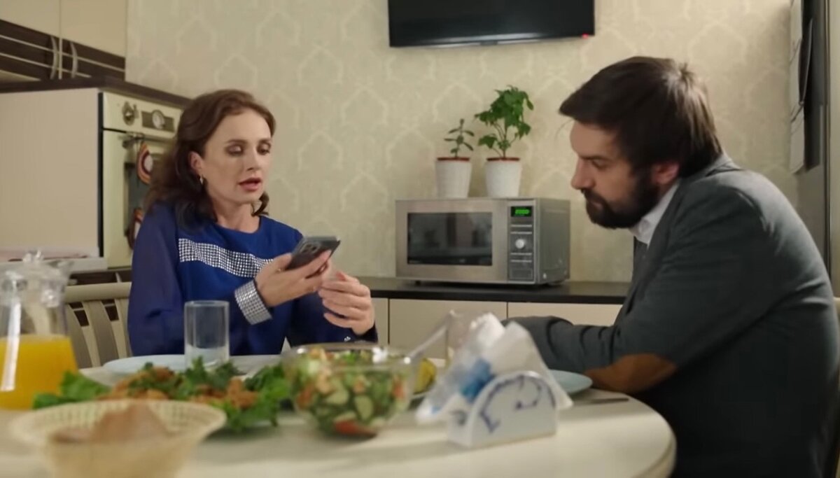 Светлана взяла телефон и набрала номер Александра и поставила на громкую связь.