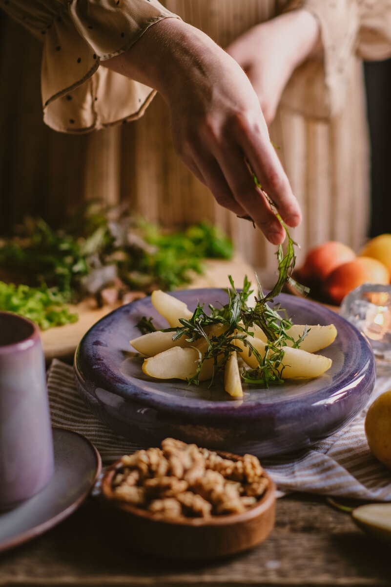 На фото серия "Туманный Лориэн" Мастерской дизайнерской посуды "VELES". Полая тарелка 22 см