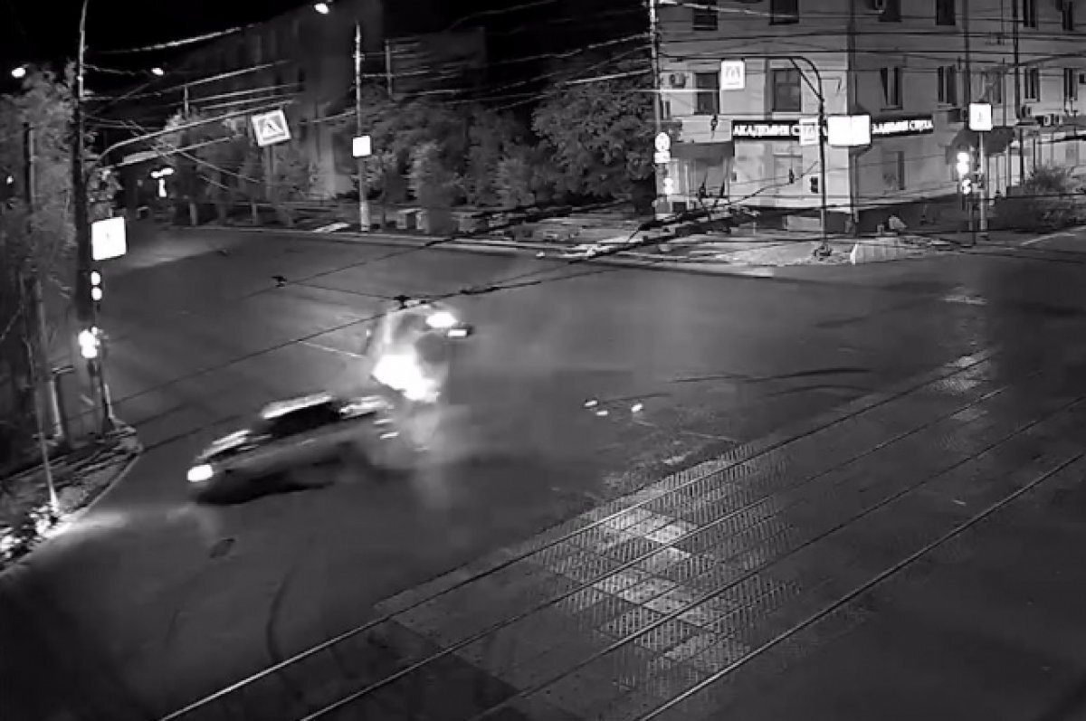    В Волгограде попало на видео ДТП с «Ладой» и полицейским УАЗом