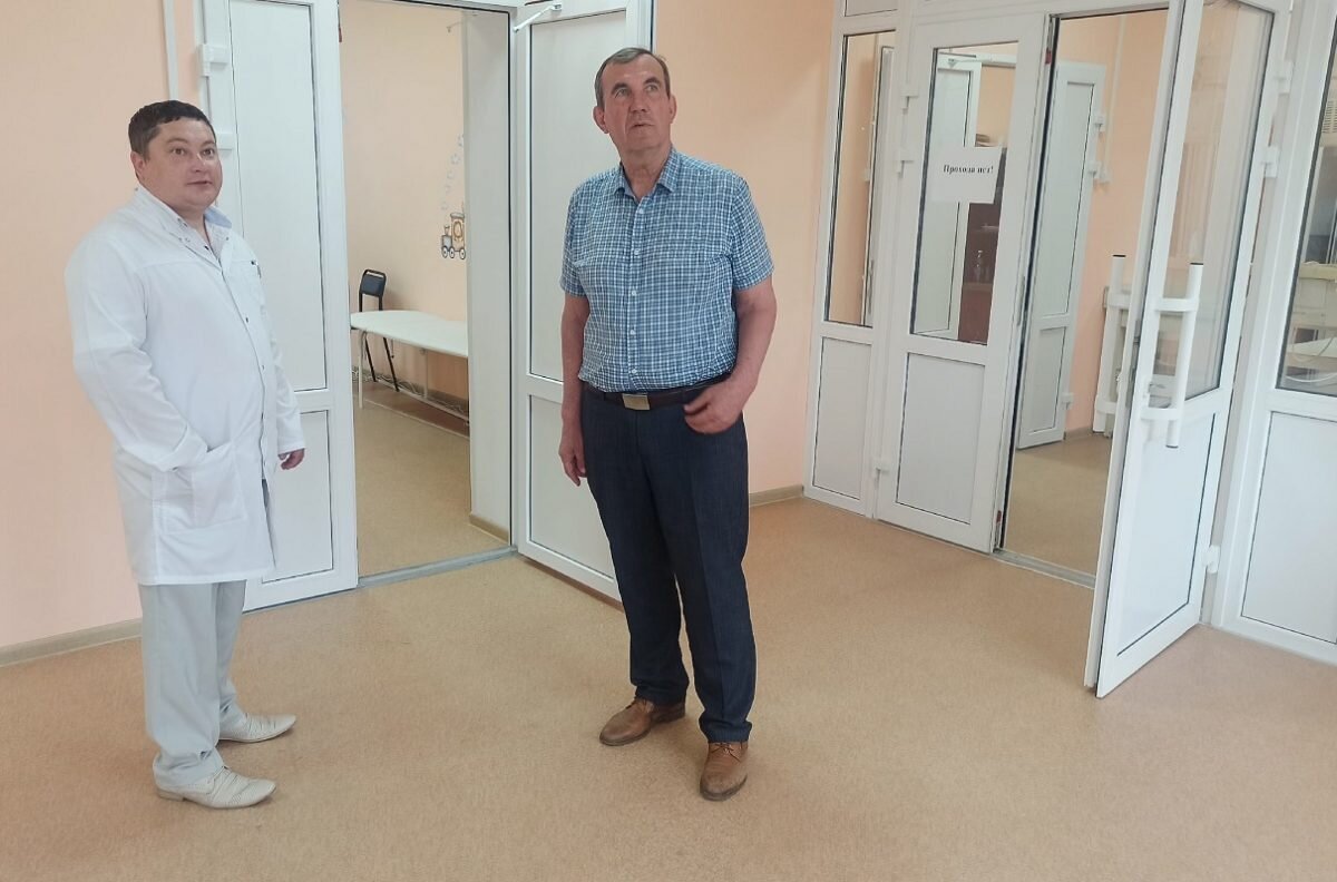    Главный врач ЦРБ Дмитрий Махнёв и глава района Александр Баев осматривают обновленные помещения больницы Елена Власова