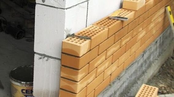 Облицовка кирпичом фасада газоблочного дома
