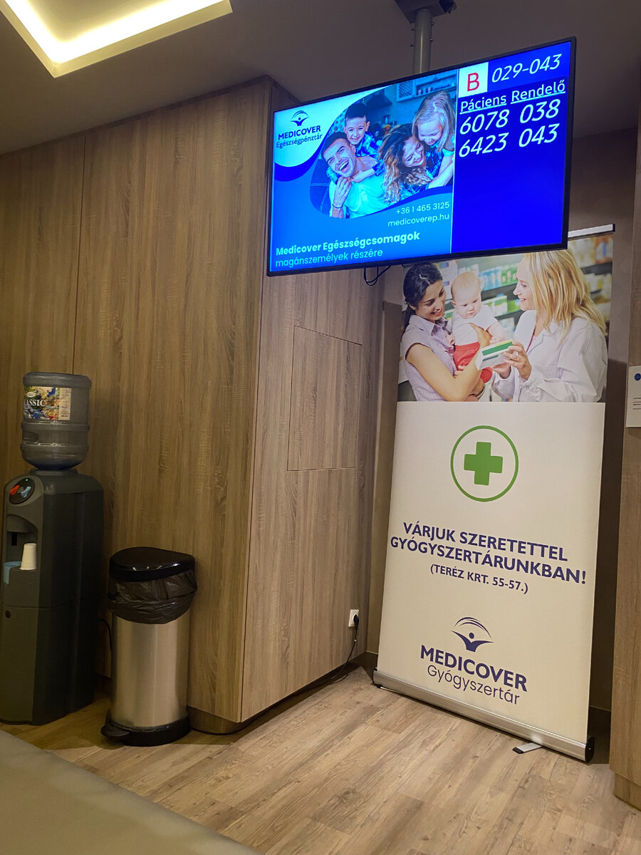 на экране реклама, номера пациентов и кабинеты