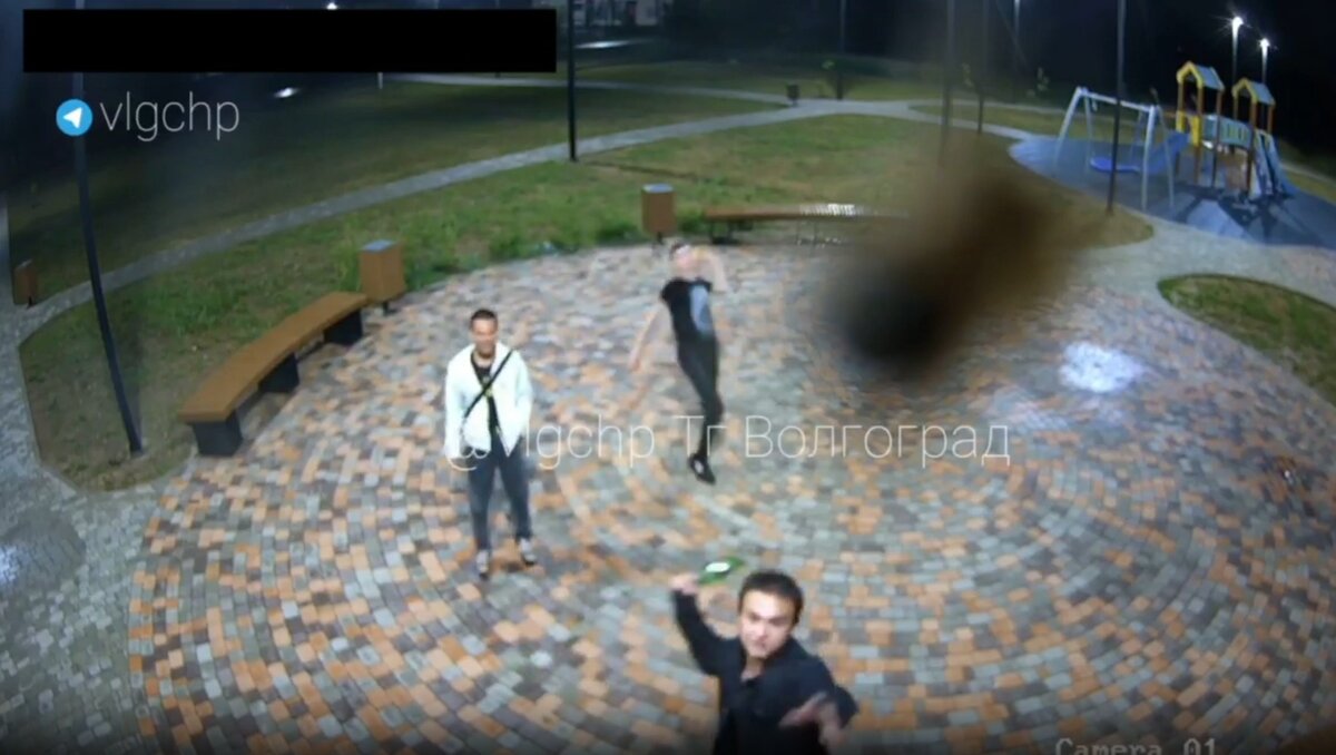     Вандалы разгромили новую детскую площадку в поселке Краснооктябрьский в Волжском. Неизвестные справляли нужду на растения, ломали урны и кидали бутылки в камеры видеонаблюдения.