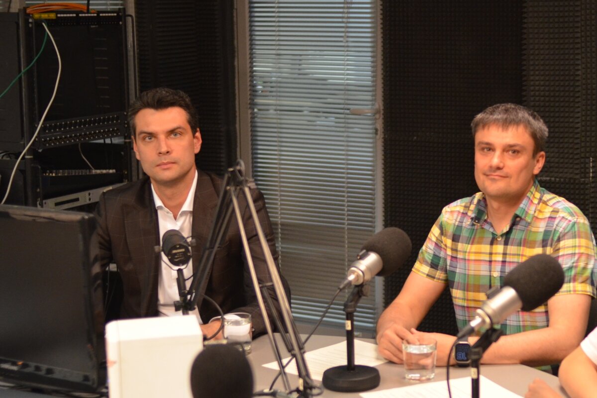   
– Фестиваль Athletics League – это международные соревнования абсолютно нового формата, действия которых переносится стадионов на площади и улицы городов, – отмечает Максим Оводков . – Спортивная программа состоит из двух зрелищных дисциплин легкой атлетики: прыжков в длину и прыжков с шестом. Наш фестиваль входит в единый календарный план министерства спорта Российской Федерации на 2023 год и в международный календарь Всемирной федерации легкой атлетики. Среди участников – заслуженные мастера спорта, чемпионы и призеры мира, Европы и Олимпийских игр, а также юношеских первенств мира, Европы и Олимпийских игр. На самом деле, это уникальная возможность увидеть в Твери спортсменов мирового уровня. При этом фестиваль ориентирован не только на поклонников легкой атлетики, но на всех, кто придерживается здорового и активного образа жизни и просто хочет побывать на празднике и увидеть одно из самых красивых зрелищ. На площади Славы в рамках фестиваля будут работать многочисленные интерактивные зоны для детей и взрослых и, естественно, фуд-корт, будет интересная музыкальная и развлекательная программ, а также представлена сувенирная продукция. Андрей Крылов