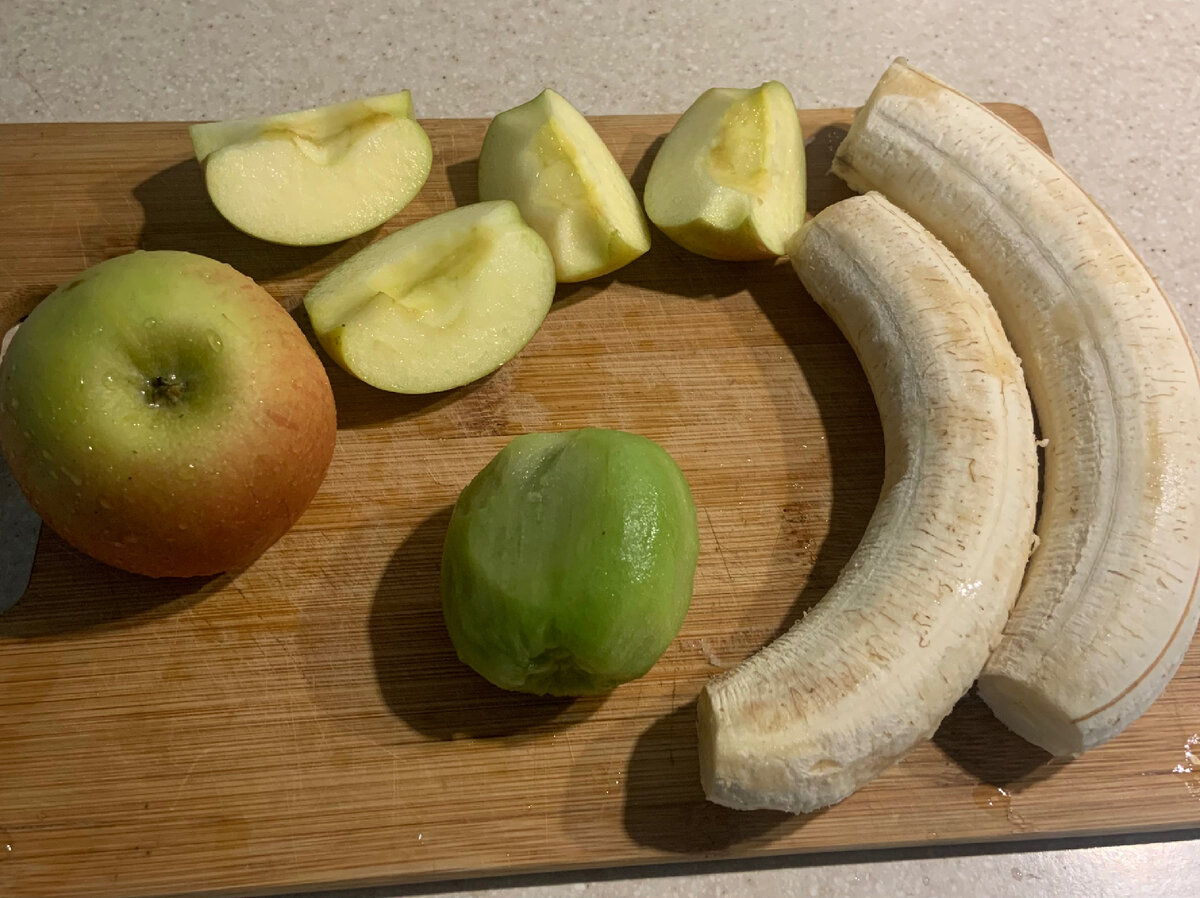 Берем 2 банана, 2 яблочка, 1 киви (подготавливаем продукты, как на фото) *Хватит на 2 порции