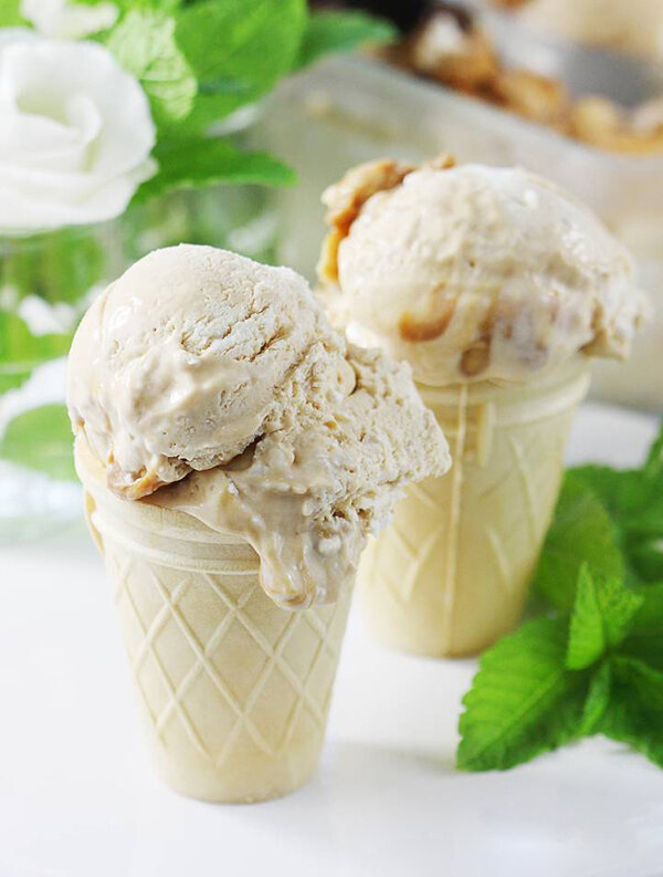 Суперхит летних десертов — домашнее мороженое с соленой карамелью. Его можно приготовить без яиц, без использования мороженицы и без перемешивания во время заморозки. Я люблю делать домашнее мороженое.-11