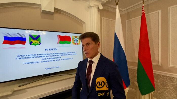 Пресс-служба правительства Приморского края. Олег Кожемяко даёт интервью белорусским журналистам
