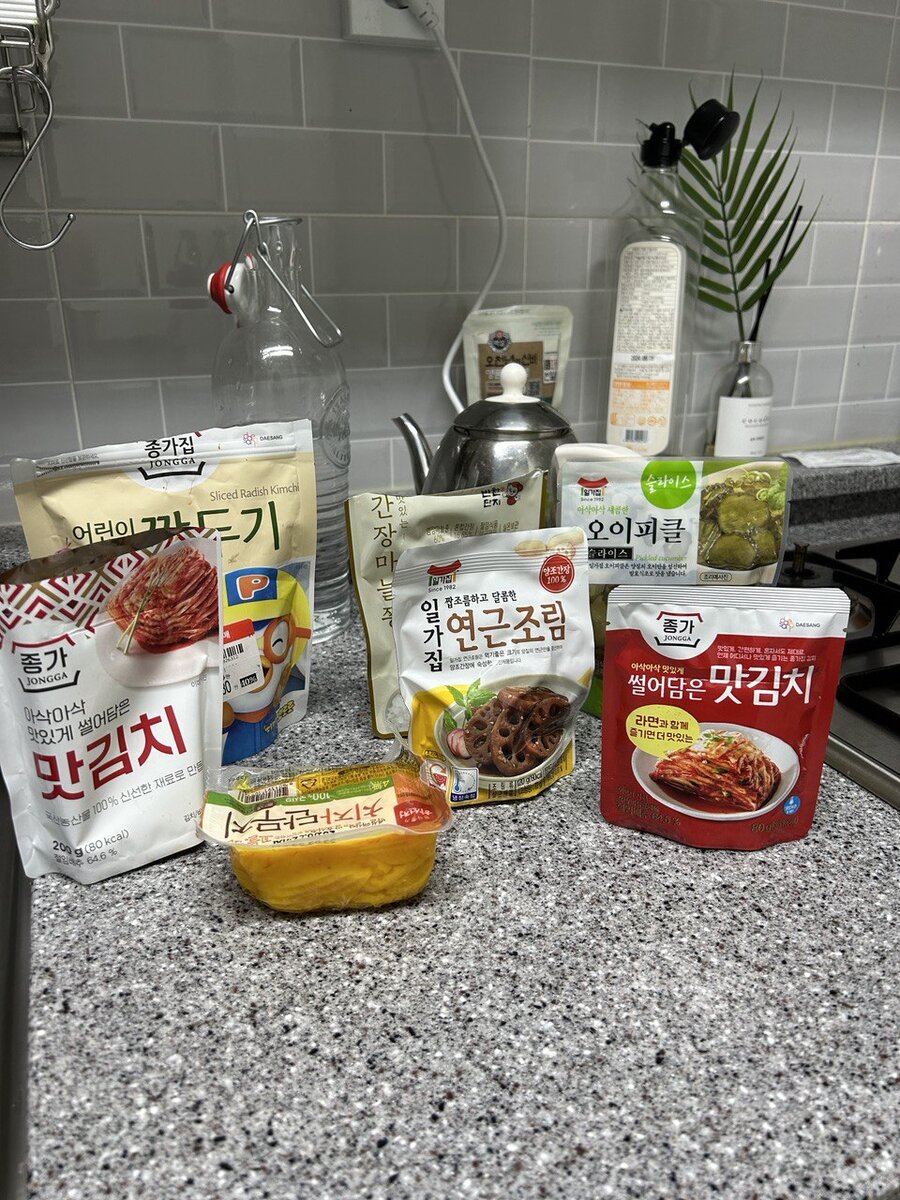 Наша домашняя коллекция закусок. Всегда было минимум два вида капусты кимчи. 