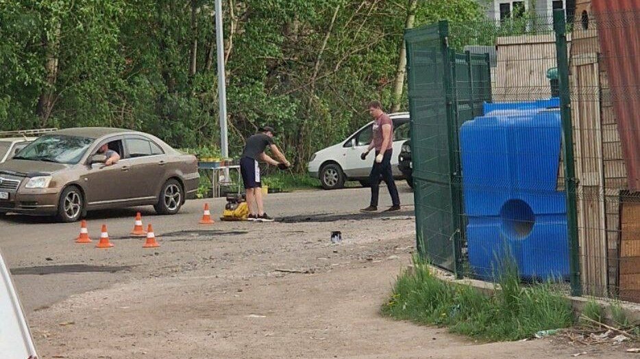     В посёлке Солонцы заметили рабочих, которые укладывают асфальт руками.