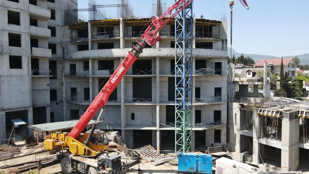 На фото строительство второго блока ЖК Галерея в мае 2023 года