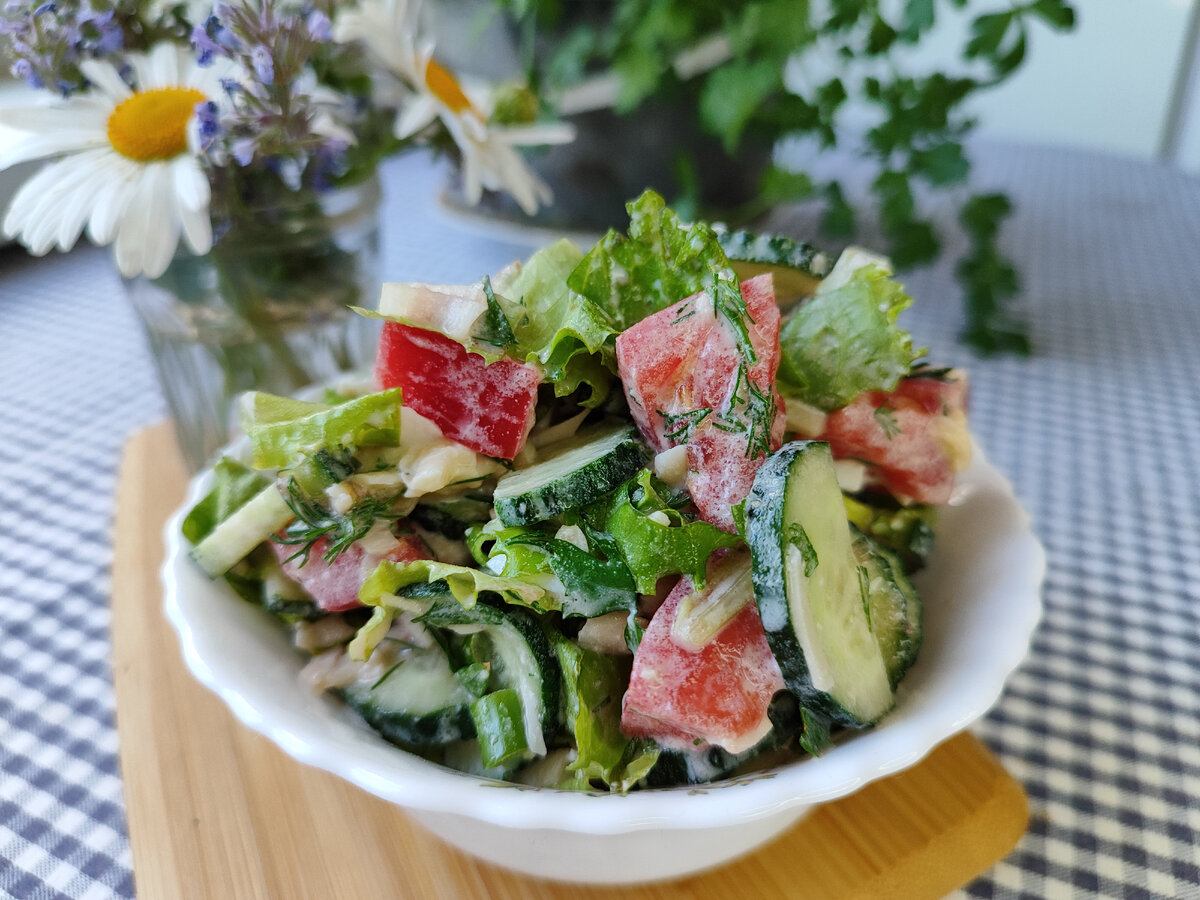 Салат из листьев салата с помидорами, огурцами, сыром и яйцами