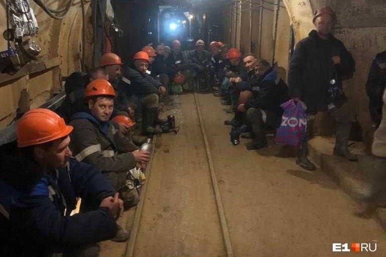 забастовка в шахтах. забастовка в шахтах. забастовка шахтеров 1998. забастовка шахтеров. забастовка в шахтах.