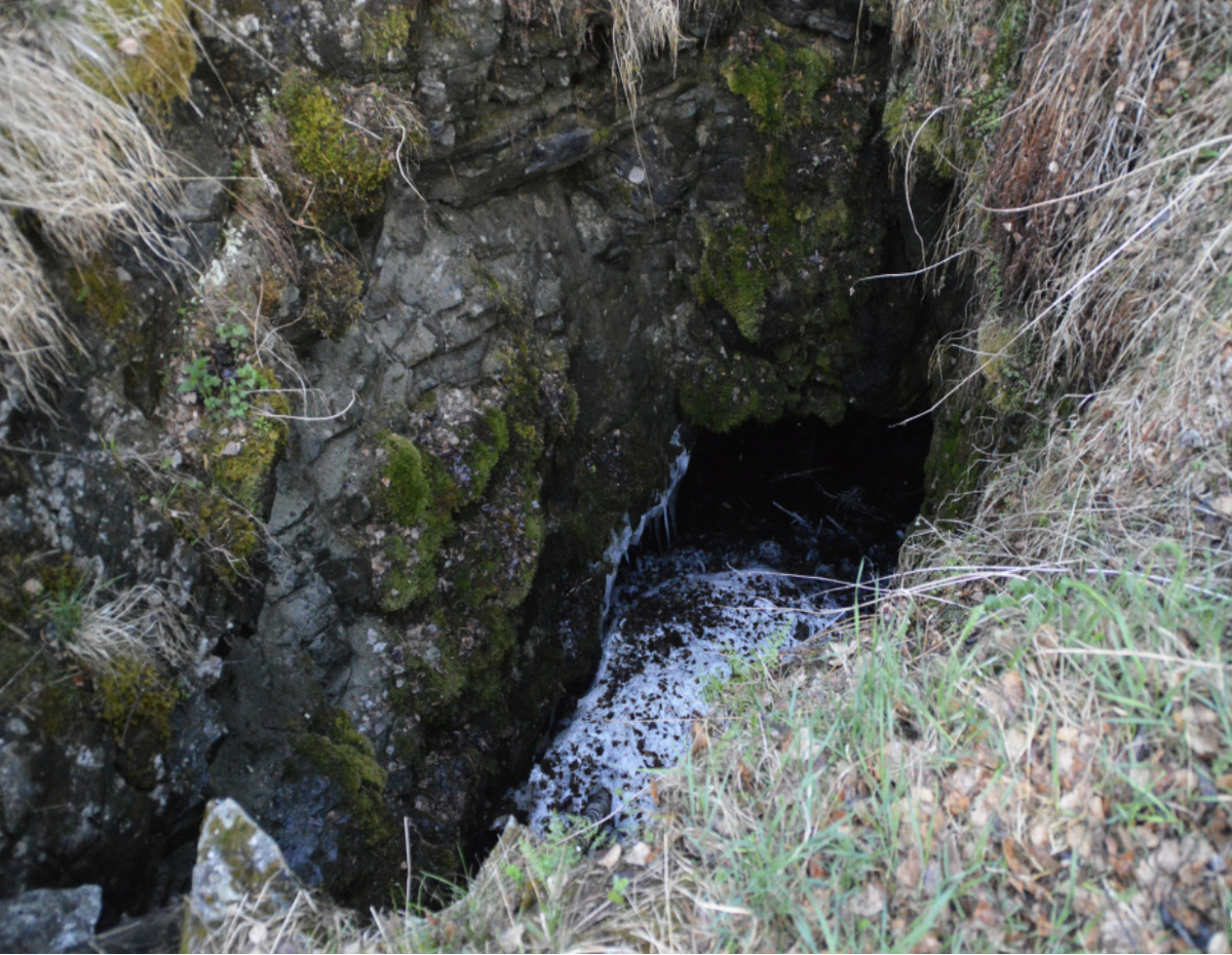 До середины лета на дне колодца можно увидеть слой снега 
